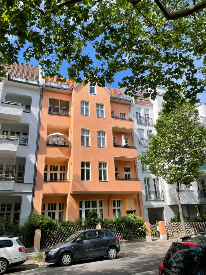 “  attraktive 3 Zimmer Altbau-Wohnung mit  Balkon und Loggia sowie Fahrstuhl“ sucht neuen Eigentümer !!!